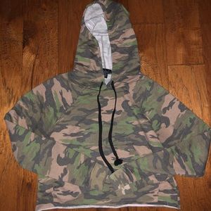 cropped camo print hoodie.